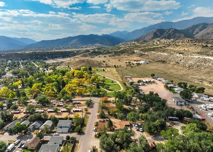 Red Rock Roost - Posh King Studio Hiking Trails
